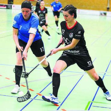 In letzter Sekunde ausgebremst - Tanja Schlenz (rechts) bringt die Bremgarterinnen im Heimspiel in Führung und wird am Ende zur besten Spielerin gewählt. Zum Aufstieg reicht es dem Team aber noch nicht. Bild: Josip Lasic
