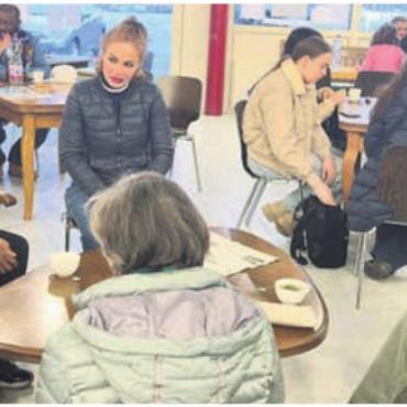 Abende voller Geschichten und Begegnungen - Erzählcafé im GZ Muri: Austausch in kleinen Gruppen. Einer von vielen verschiedenen Anlässen von MuriMundo. Bild: zg