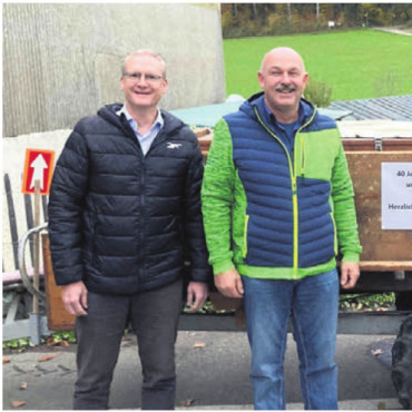 40 Jahre im Dienst des Waldes - Aussergewöhnliche Identifikation: Vizeammann Bernhard Wespi (links) und Betriebsleiter Matthias Bruder (rechts) gratulieren Jubilar Johann Neuhaus. Bild: gk
