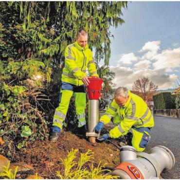 Solarstrom boomt weiterhin - Auch die Kontrolle und allenfalls der Ersatz der 342 Hydranten im Dorf gehören zu den Aufgaben: Marino Jappert (links vom Hydranten) und Mario Schaad im Einsatz.
