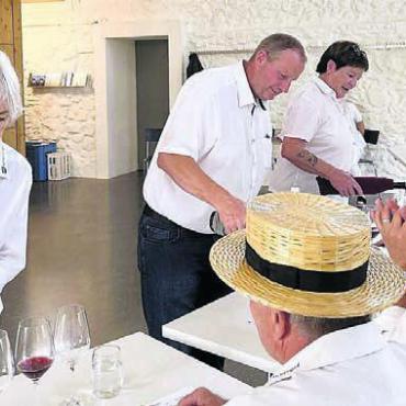 Pinot Noir wie Samt und Seide - Die nächste Degustationsrunde steht an … Neun Jurymitglieder bewerteten die zu degustierenden Weine.