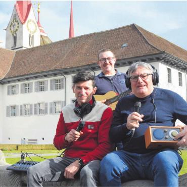 300 Stunden live vom Klosterhof - Mit Mikrofon, Mischpult, Kopfhörern und weiteren Utensilien – das «Chlosterradio» mit René Neiger, Andreas Stierli und Projektleiter Reto Holzgang (von links) steckt in den Startlöchern. Bild: Annemarie Keusch