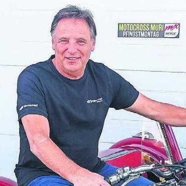 «Das Glas ist immer halb voll» - Kein seltenes Bild: Urs Huwiler auf dem Motorrad. Bild: zg