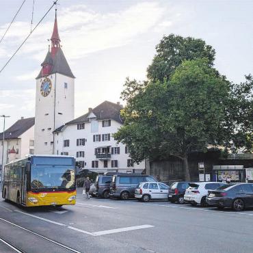 Gemeinsam in die ÖV-Zukunft - Bus, Zug, Auto, Fussgänger – der Obertorplatz wird heute vielfältig genutzt – wobei sich die Verkehrsteilnehmenden gegenseitig einschränken und ein Sicherheitsrisiko darstellen. Das ist so nicht mehr gesetzeskonform. Wie auch die (beim Bus nicht vorhandenen) Einstiegsmöglichkeiten, die dem Behindertengleichstellungsgesetz zuwiderlaufen. Bild: Marco Huwyler
