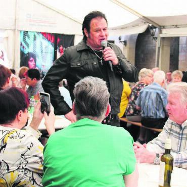 Das Beste vereint - Renelvis, alias René Wettstein, ist in Wohlen ebenso bekannt wie die beliebte Metzgerei an der Poststrasse. Bild: mo