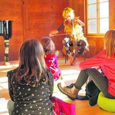 Traditionelles und neue Töne - Musik in all ihren Facetten lernen Kinder im musikalischen Atelier kennen.