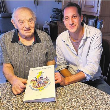Freiämter Schwingerwelt feiert - Für Stefan Sprenger war das Treffen mit dem ersten Freiämter Eidgenossen Urs Meyer am letzten Freitag etwas ganz Besonderes. Der 83-jährige Meyer erhielt das erste gedruckte Buchexemplar aus den Händen des Autors. Und freute sich riesig. Bilder: Verena Wigger / zg
