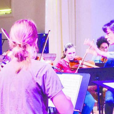 Musikalisch zu neuen Welten - Mit Elan am Feinschliff fürs «Antarctica»-Konzert: Das Jugendorchester Freiamt mit Dirigentin Anne-Cécile Gross am Probeweekend in der Alten Kirche Boswil. Bild: Thomas Stöckli