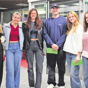 Spürbare Enttäuschung – trotzdem feierten die Jugendlichen - Freuen sich auf den gemeinsamen Abend: die Jungbürgerinnen und der Jungbürger an der für sie ausgerichteten Feier. Bild: mo