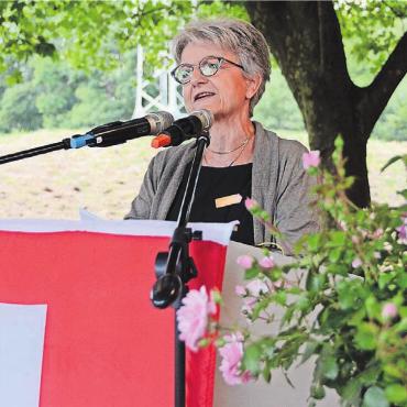 Gemeinsam nach Lösungen suchen - Maya Bally trägt stolz das als Wegweiser gestaltete 1.-August-Abzeichen 2024. Der Wegweiser lieferte dann auch das Motto der Rede. Bild: chh