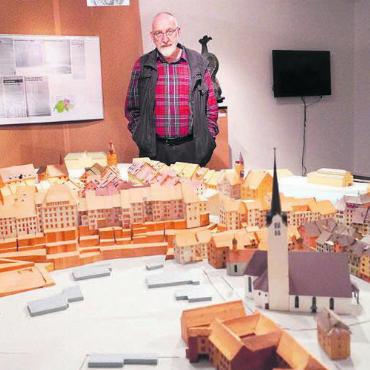Das Russenberger’sche Stadtmodell ist perfekt aufgefrischt - Historiker Fridolin Kurmann, Herr über das feine Bremgarter Stadtmuseum, präsentiert stolz das restaurierte Stadtmodell Bild: rts