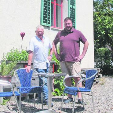 Das Haus der Chancen - Der ehemalige ikj-Geschäftsführer Franz Lötscher (links) und Sozialpädagoge und Hausleiter Jonas Bühlmann im gemütlichen Garten der SPG. Von aussen deutet nichts darauf hin, was für eine Institution sich im Haus befindet.