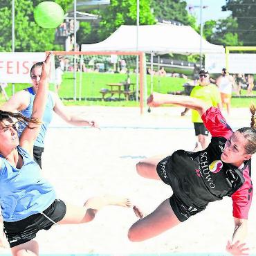 Mit riesigem Engagement - Auf dem Sandfeld gehört Francine Biffiger (rechts) zu den besten Spielerinnen des Landes. Im Juni brachte sie mit viel Engagement den Trendsport ins Freiamt – und dies erfolgreich. Bild: awa