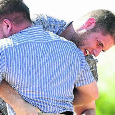 «Ein Kilo Sägemehl gefressen» - Der Waltenschwiler Jonas Wüthrich (rechts) verpasst sein Ziel deutlich.