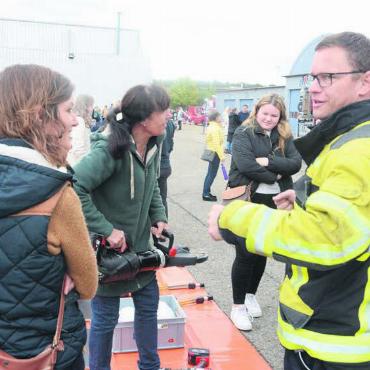 Festbetrieb im Feuerwehrlokal - Ganz schön schwer: Die Angehörigen der Feuerwehr zeigten und erklärten ihre verschiedenen Werkzeuge.