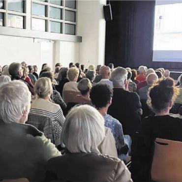 Wenn es mehr Stühle braucht - Für alle gute Sicht auf die grosse Leinwand: Für einen Abend verwandelte sich der Chappelehof in ein Kino. Bilder: Walter Minder