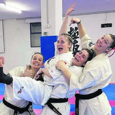 Ein beeindruckendes Comeback - Sie ist zurück und holt gleich den Elite-Titel: Simena Moos wird von ihren Teamkolleginnen des KC Anglikon gefeiert. Von links: Sina Burri, Simena Moos, Simone Muntwyler und Angela Felber. Bild: zg