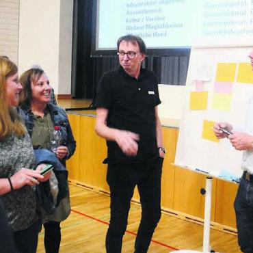 An Ideen mangelt es nicht - Gemeinderat Daniel Füglistaler (rechts) hat den Abend bestens vorbereitet.