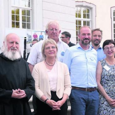 Vision der Mitmenschlichkeit - Muri und die Pflegi empfangen die Repräsentanten von Palliative Aargau und den Landeskirchen sowie den Referenten Anselm Grün. Bilder: Thomas Stöckli