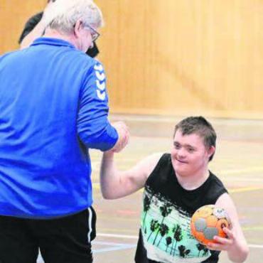 Eine Halle voller Lachen - Eine helfende Hand nach dem Sturz.