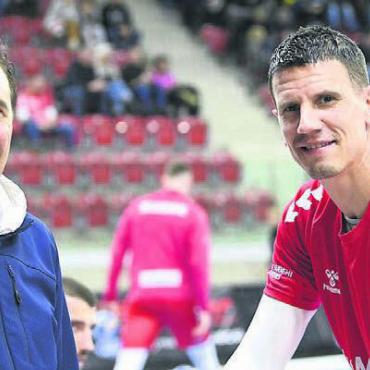«Sehe ich überhaupt was?» - Pascal Jenny und Handball-Superstar Andy Schmid am Yellow Cup (6. Januar).