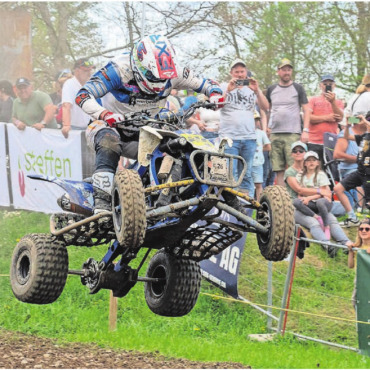 Heimrennen spielt in eigener Liga - Ein Quad-Sprung an den Köpfen Dutzender Besucher vorbei. Die Show ist für die Zuschauer teilweise zum Greifen nah. Bild: Stefan Hotz