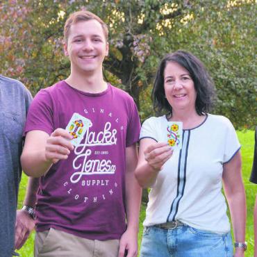 Mit neuem Elan und Paparazzi - Zusammen haben sie gute Karten. Das OK des Muni-Jass, von links: Martin Stocker, Benjamin Keusch, Michaela Keusch, Niklas Stocker. Bild: Annemarie Keusch