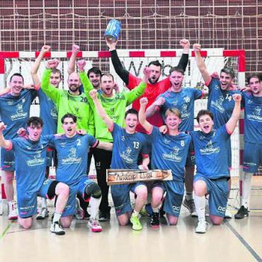 Aufstiegsfeier in Muri - Nach zwei Jahren kehrt Muris zweite Mannschaft zurück in die 2. Liga. Das Team von Fabian Meier und Andy Bär bleibt dabei in der Meisterschaft ungeschlagen und qualifizierte sich mit 15 Siegen und einem Unentschieden aus 16 Spielen problemlos für die Aufstiegsrunde.
Schöne Kulisse, freundschaftliches Resultat
Dort siegte man auswärts gegen Dietikon-Urdorf mit 22:33 (am 6. April). Weil der HC Stammheim eine Woche
später ebenfalls gegen Dietikon-Urdorf siegte, war der Aufstieg schon Tatsache. Obwohl Muri und Stammheim bereits als Aufsteiger feststanden, duellierten sich diese beiden Teams am letzten Samstag in der Murianer Bachmattenhalle. Vor schöner Kulisse mit rund 150 Zuschauern (davon rund 50 aus Stammheim) zeigten die beiden Teams eine unterhaltsame Partie – die mit einem freundschaftlichen 29:29 endete. Und weil beide Teams den Aufstieg realisierten, wurde im Anschluss an die Partie ordentlich und gemeinsam gefeiert. --tvm