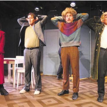 Die Freiheit der Irren - Die Irrenärztin (Esther Schweizer)  enthüllt sich ihren Patienten (Urs Albrecht, Franky Weber, Hans Jörg Gygli v. l.) 
Bilder: Gianna Schläpfer