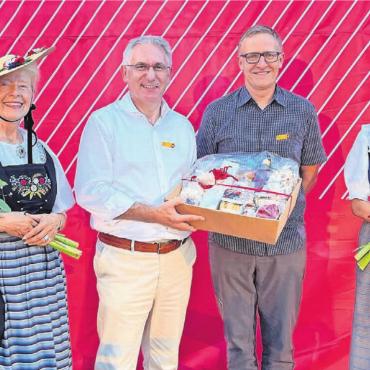 Die Kraft der Schweizer Fahne - Gruppenbild mit traditionellen Trachten: Regierungsrat Alex Hürzeler (Zweiter von links) wurde für seine spannende und bodenständige Festansprache von Gemeindeammann Arsène Perroud mit einem Freiämter Geschenkkorb belohnt. Bild: Walter Minderr