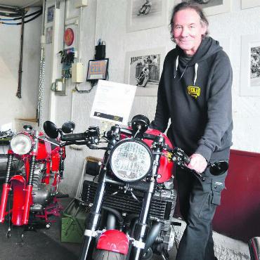 Der grosse Wunsch bleibt unerfüllt - Alexander Frei hätte sich gewünscht, dass ein weiteres Egli-Motorrad hinzu kommt. Dazu kommt es nicht mehr. Bild: Annemarie Keusch