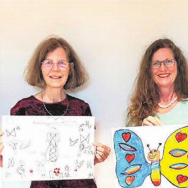 Tischsets aus Kinderhand - Die Jury mit den vier bestklassierten Zeichnungen v. l. Robert Keller (mit Zeichnung von Yara), Verena Schütz (Georg), Ariane Gregor (Sophia) und Monika Küng (Malo). Bild: wam
