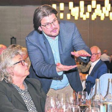 Von Köniz ins Napa Valley - Referent Cedric Jenni, Verkaufschef für Europa und Asien von «Hess-Collection Winery», diskutiert angeregt mit Gästen.