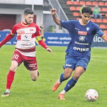Pleiten, Pech und Pannen - Wohlens Bijan Dalvand (rechts) gegen Solothurn-Captain Hannes Hunziker. Dalvand übernimmt nach dem Platzverweis für Pnishi die Captainbinde beim FCW. Nach der zweiten strittigen Schiedsrichterentscheidung wäre er am liebsten mit dem ganzen Team vom Platz gegangen. Bild: Josip Lasic