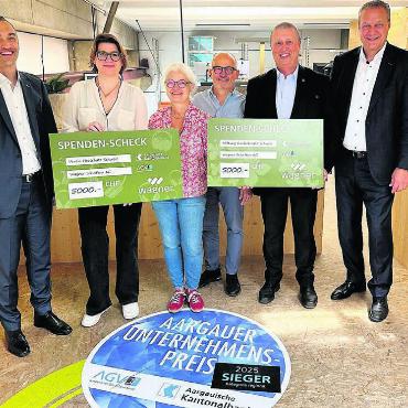 Ein Herz für Kinder - Die Übergabe der Spendenschecks (natürlich von der Firma Wagner gedruckt) und lauter fröhliche Gesichter. Von links: Mirko Trottmann (AKB), Franziska von Grünigen (Verein Hörschatz), Karla und Michel Wagner (Wagner Schriften AG), Jürg Herren (Stiftung Kinderhospiz Schweiz) und Michael Wertli (AKB). Bild: Stefan Sprenger