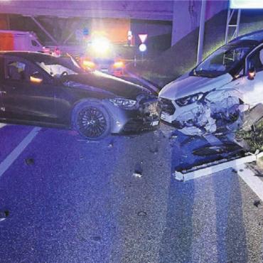Heftige Kollision fordert Verletzte - An den beiden Fahrzeugen entstand hoher Sachschaden. Bild: pz