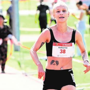 Internationales Heimspiel - Katharina Gugelot aus Rudolfstetten rennt bei den Frauen auf das Podest.