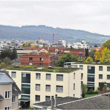 «Wir sind alle gefordert» - Die finanziellen Sorgen für die Gemeinde Wohlen sind gross: Riesige Investitionen stehen an, wie der Schulhausbau (rechts) beim Zentrum Halde, die Schulden steigen und die Einnahmen werden mit einem gleichbleibenden Steuerfuss nicht höher. Bilder: Daniel Marti