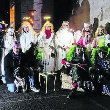 Lebendiges Adventsfenster - Gestresste Hexen und lockige Engel: die Üezmeler «Oberholzhäxe» führten ein kleines Theater auf. Bild: zg