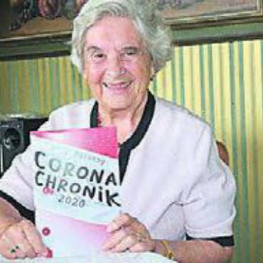 Buch über erste Pandemiewelle - Hedy Barothy mit ihrem Buch. Bild: zg