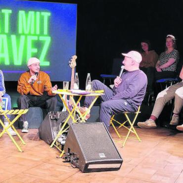 Late-Night-Show für die Bühne - Wiedersehen macht Freunde: Am Schluss des Abends holen Gastgeber Jeremy Chavez (links) und Gast Luuk (rechts) den Dottiker Musiker und Produzenten Gabuga zum Talk dazu. Dieser hat Luuk den Beat für seinen neusten Song geliefert, den die drei anschliessend performen.. Bild: Chregi Hansen