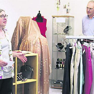 Wichtige Anlaufstelle - Astrid Bonsaver, Bereichsleiterin Secondhand-Läden der Caritas Aargau, war erfreut über das grosse Interesse an der Neueröffnung im Neubau Monolith. Bild: Archiv