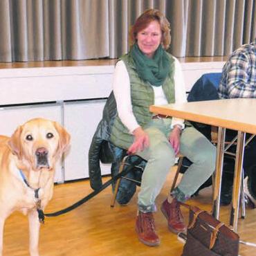 Alle Hindernisse überwinden - Ein eingespieltes Team: Kurt Stöckli, seine Ehefrau Doris und der Blindenhund Moshi beim Vortrag am Seniorentreff in Villmergen Bild: tre