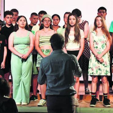 Bereit, neue Ziele anzugehen - Der Chor der Oberstufe unter der Leitung von Jürg Blattner präsentiert ein Lied von Linard Bardill. Bilder: Monica Rast