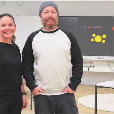 Weil die Norm nicht für alle passt - Karin Zumbühl und Daniel Schwenter stehen hinter der neuen Privatschule «Dein Lernweg». Noch ist ihr Sohn der einzige Schüler. Bild: Annemarie Keusch