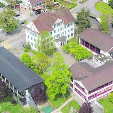 Weil Kinder die Zukunft sind - Grosse Pläne: Die drei Schulhäuser Linea (links), Quadro (Mitte) und Winkel (rechts) werden in den kommenden Jahren umgebaut und saniert. Bild: zg