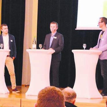 Planen für die Zukunft - Mit grossem Interesse lauschten die Besucher des Wirtschaftsforums dem Expertenpodium. Von links, Moderatorin Karin Frei, Robin Koch, AEW, Christian Strebel, Energie Freiamt, Andreas Kunz, CEO Solar Manager, Peter Morf, Hightech-Zentrum Aargau.