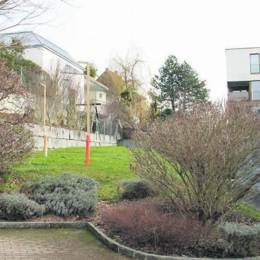 Schnell gehandelt – gute Lösung - Am Juchliweg 15, beim ehemaligen Hauptsitz der Integra, konnte eine ideale Lösung gefunden werden. In diesem Gebäude (rechts) entsteht in Kürze eine neue Kindergartenabteilung. Links sind neue Spielelemente (Profile) vorgesehen. Bilder: Monica Rast