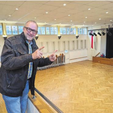 Netzwerken und dazulernen - Zum zweiten Mal verwandelt Citymanager Ralph Nikolaiski das Casino in eine Messe aus Palettentürmen. Bild: Marco Huwyler