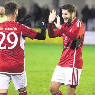 Der letzte Pnishi - Almir Pnishi (rechts) bejubelt sein Siegtor im Derby gegen den FC Mutschellen in der vergangenen Saison mit seinem Cousin Faik.